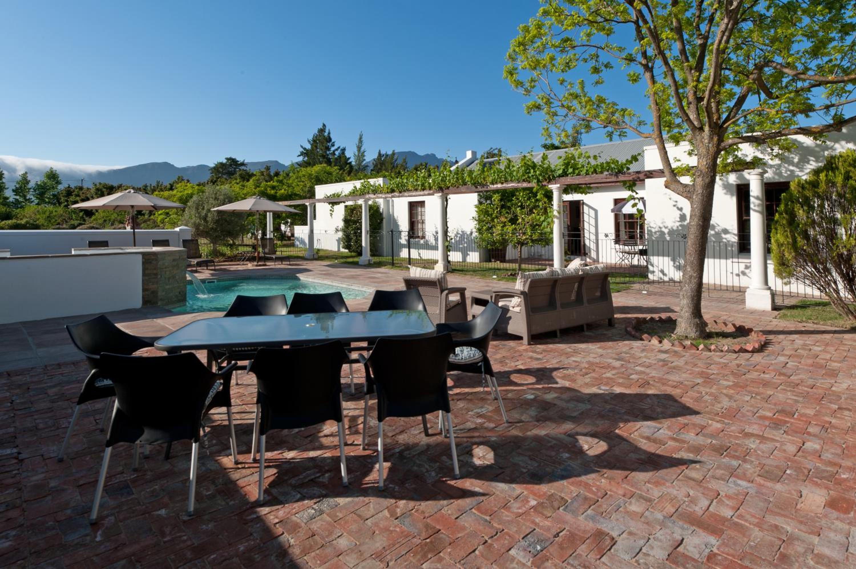 La Galiniere Guest Cottages 7/14
