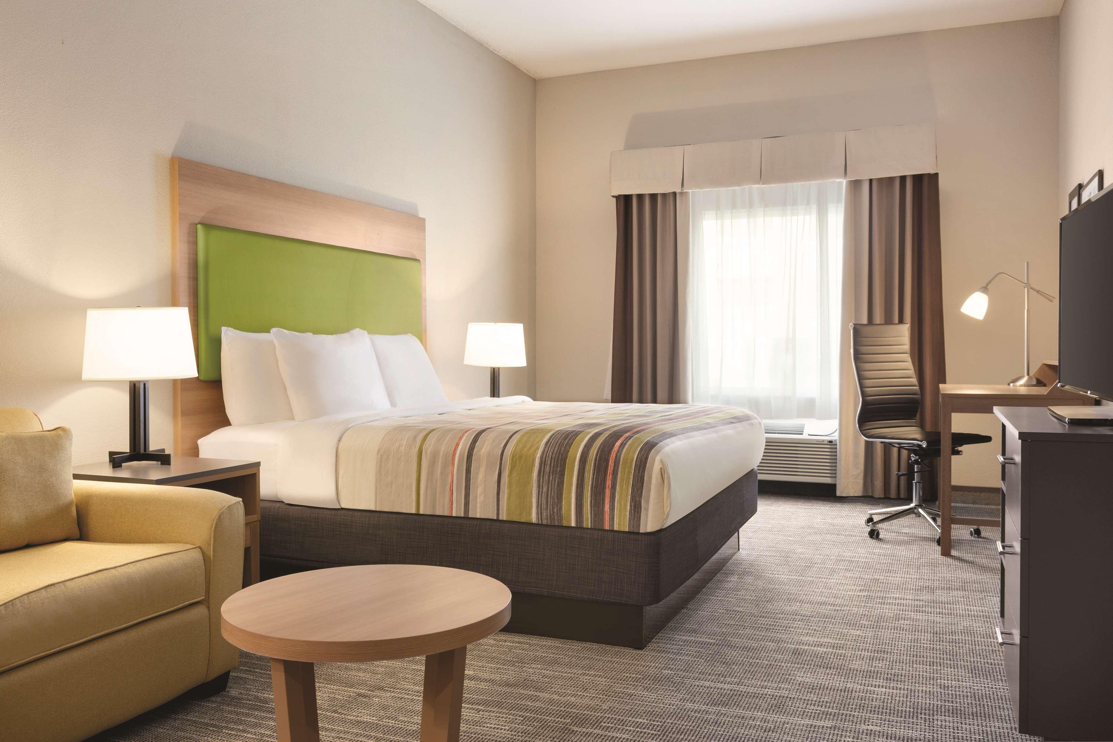 SUITE, KING BED