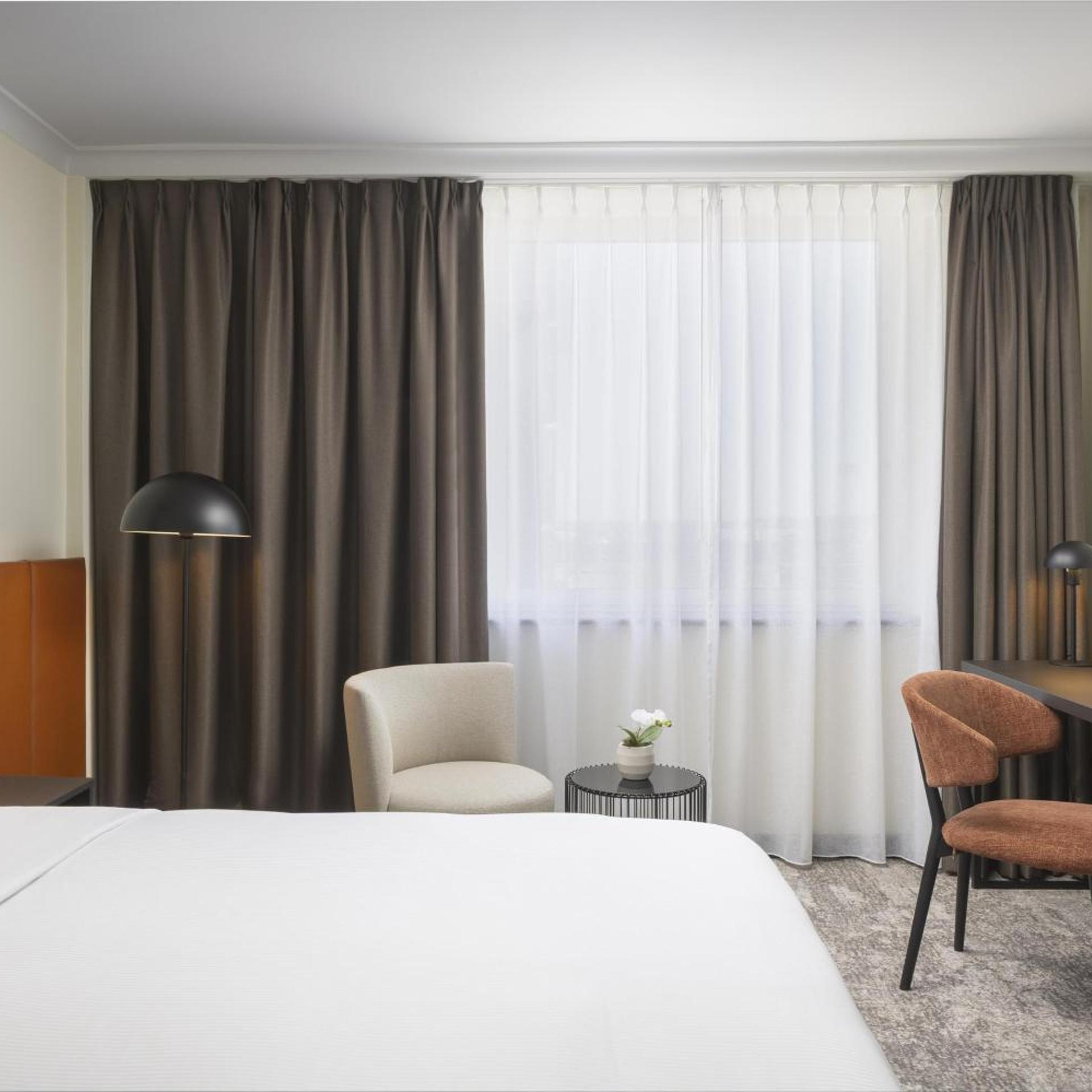 غرفة بسرير كينج وسرير كوين، Hilton Duesseldorf 5/9