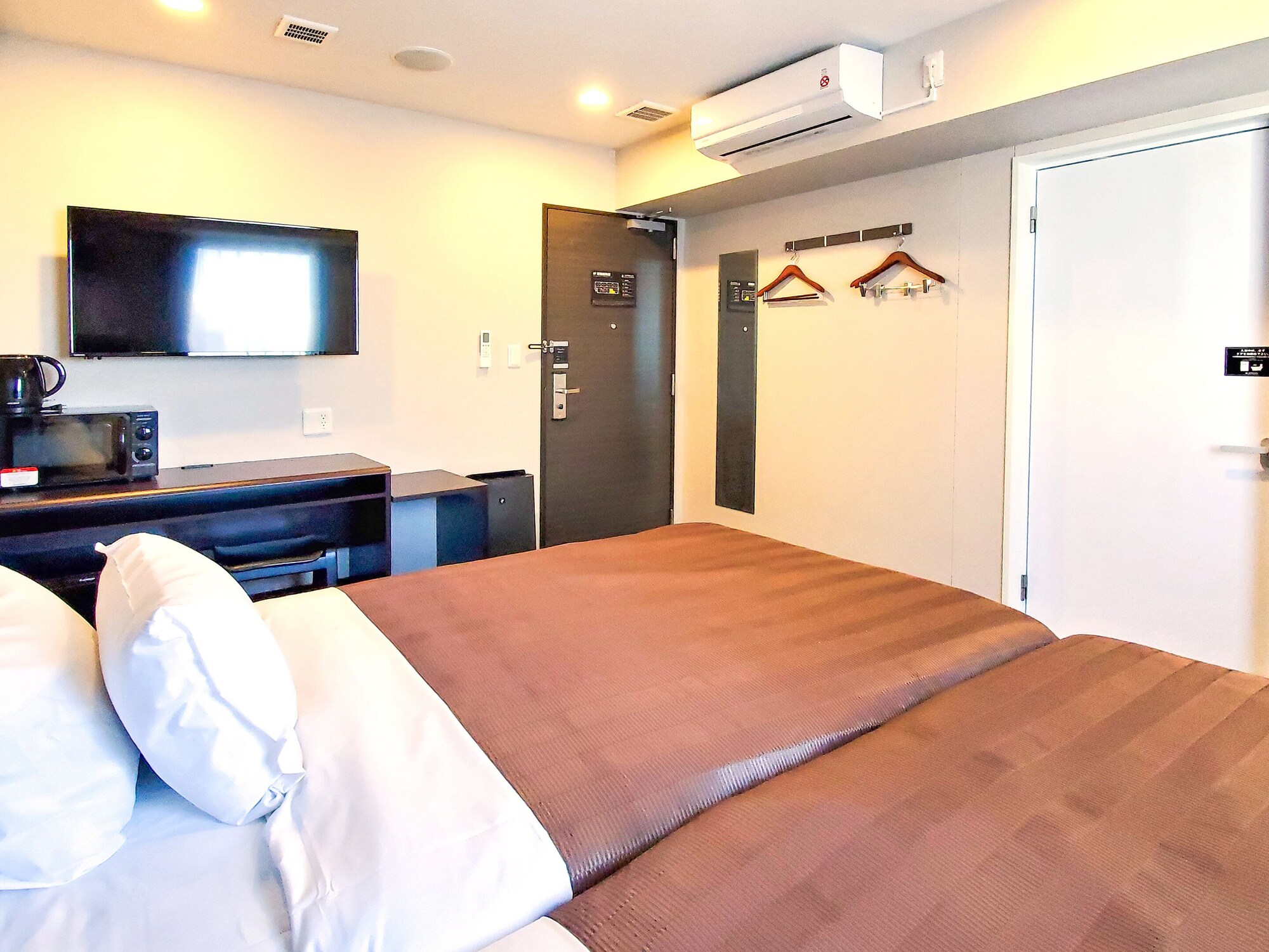 ROOM, TWIN BEDS