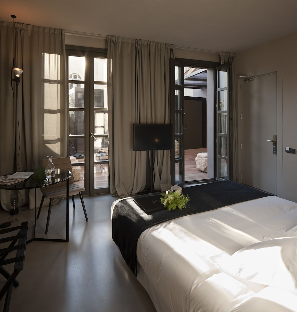 CARO HOTEL 32/71