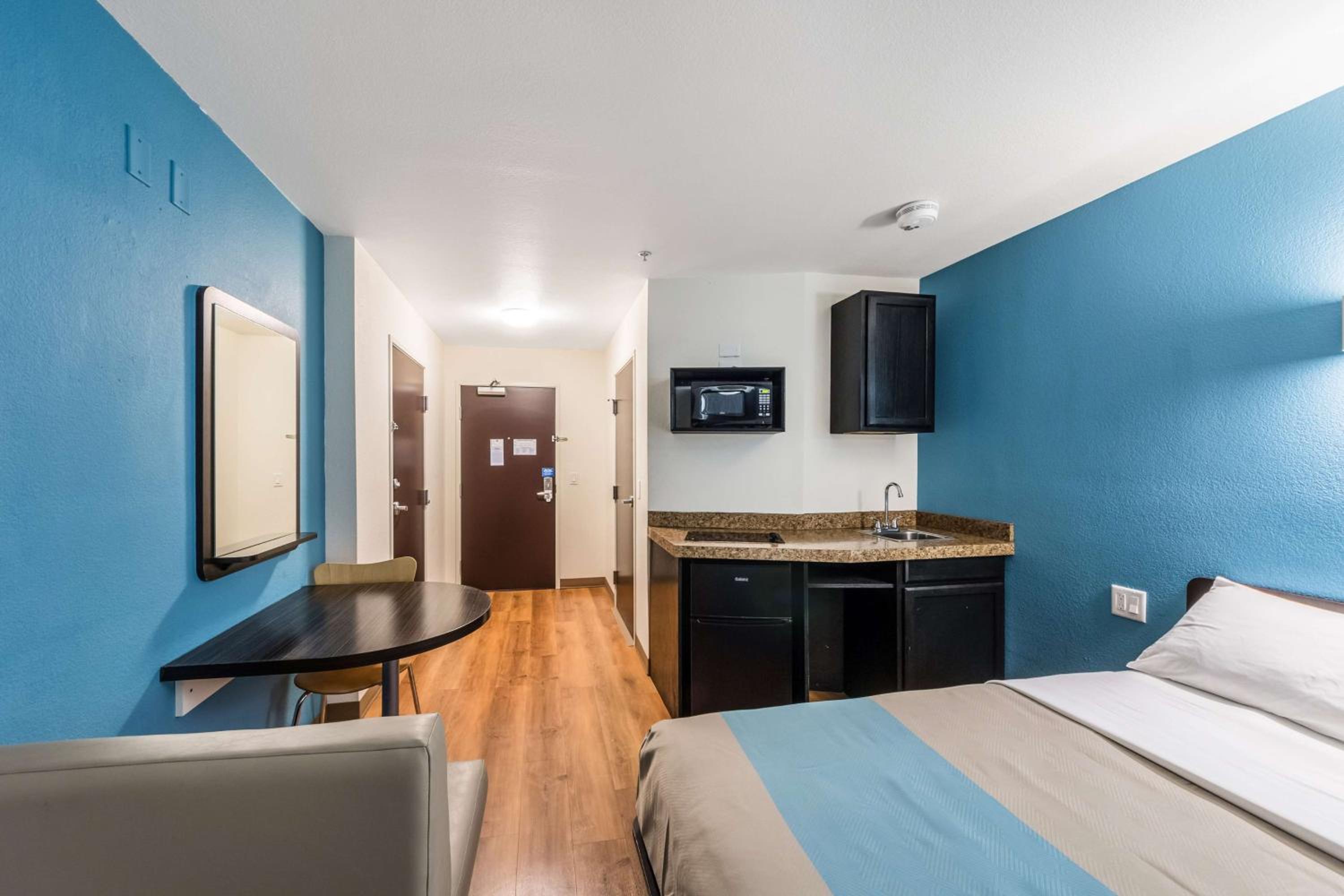 ROOM, QUEEN BED