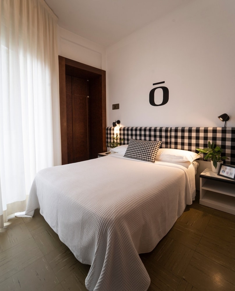 ROOM, SINGLE
