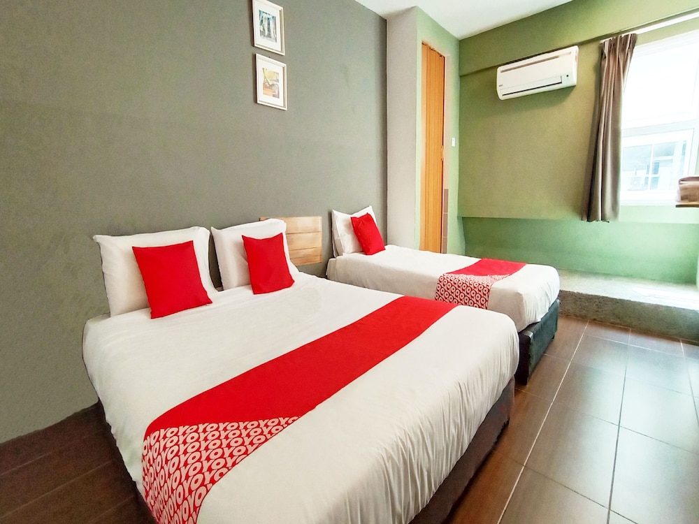OYO 89465 Golden Lounge 14/20