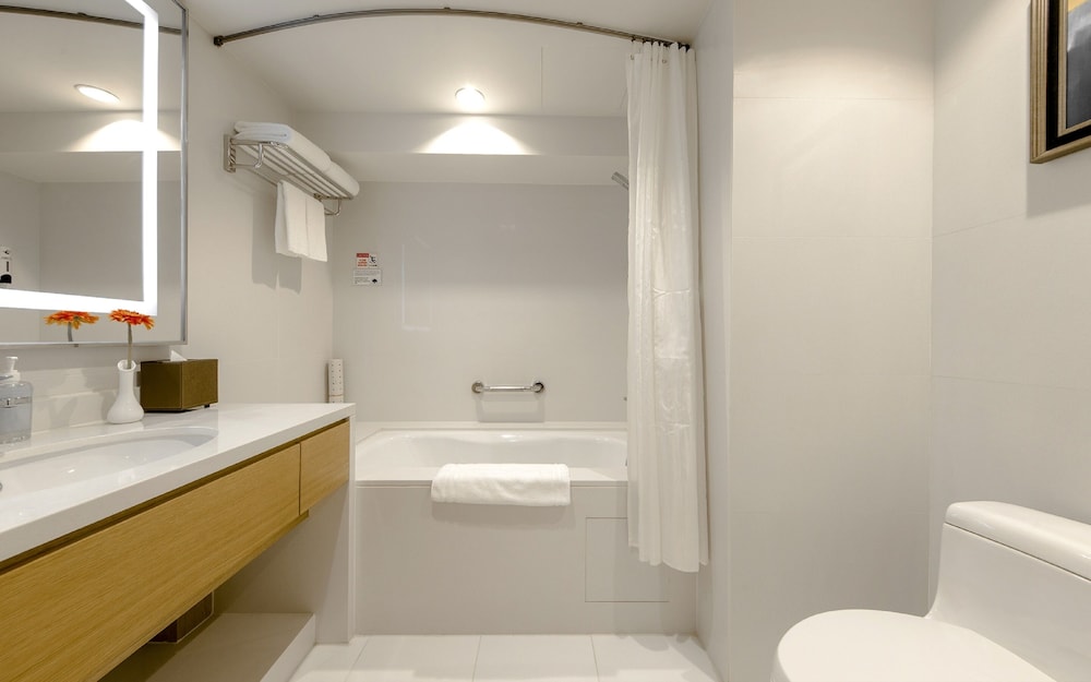 Royal Dragon Hotel 24/30