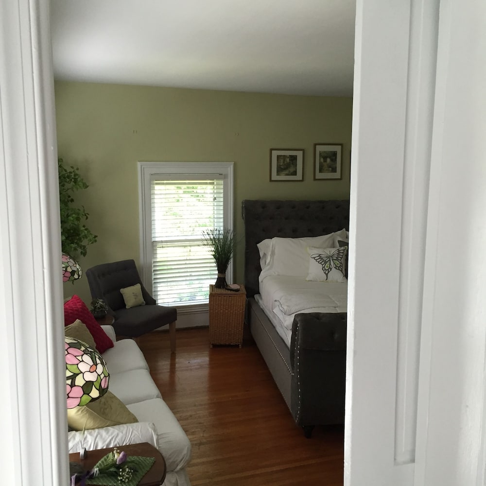 18 Vine Inn &amp; Carriage House 30/50