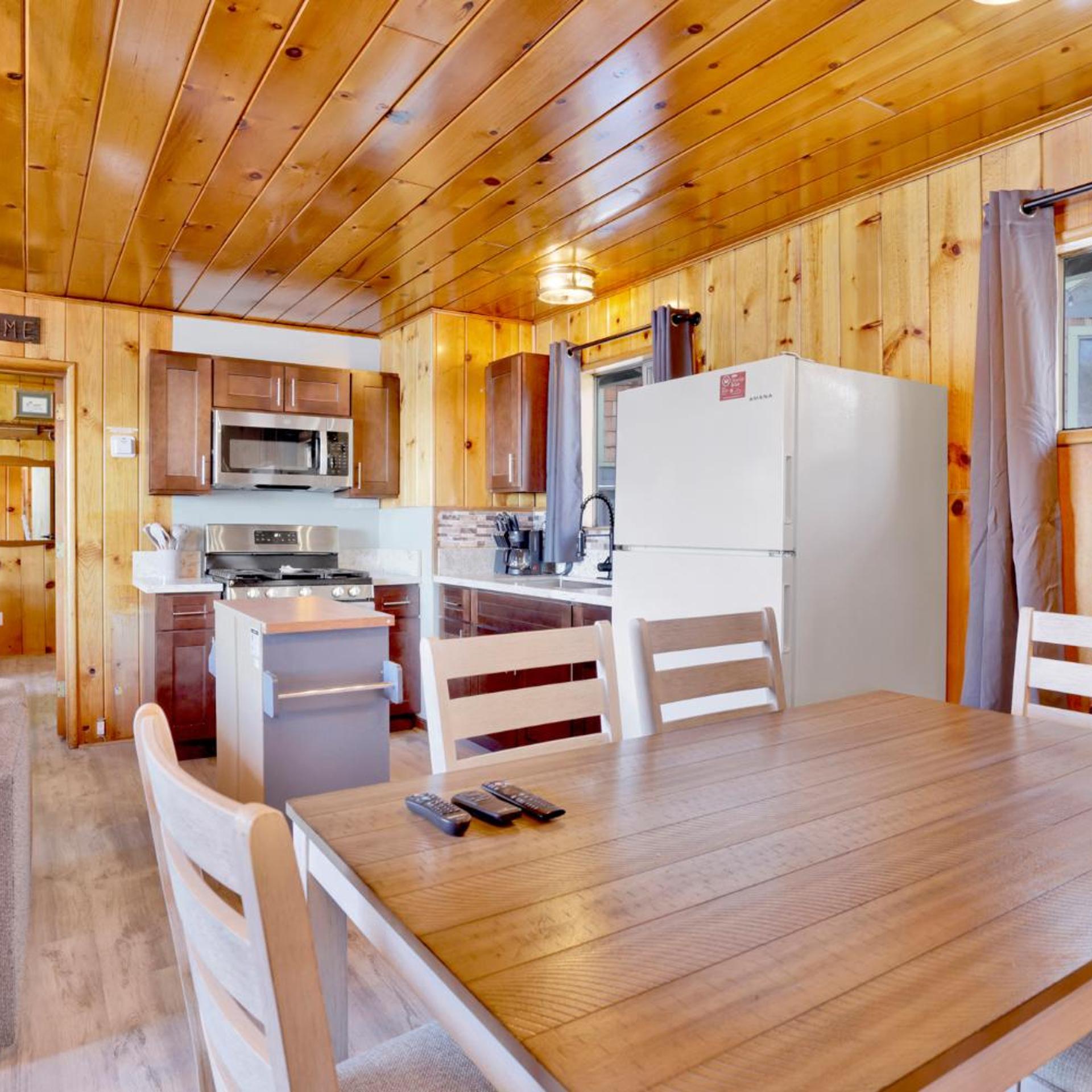 Sunrise Lakefront Family Cabin by Big Bear Vacations 3/39