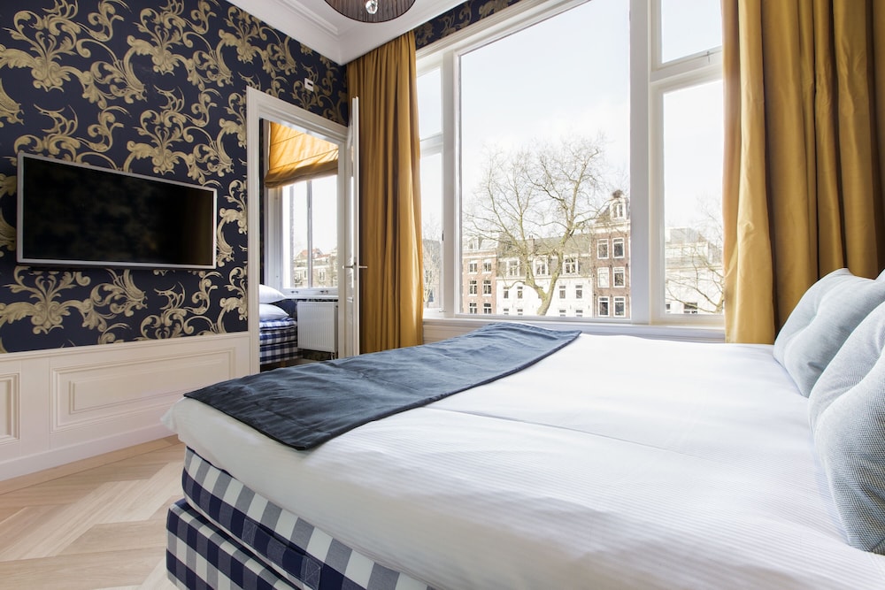 DELUXE, QUADRUPLE, CANAL VIEW