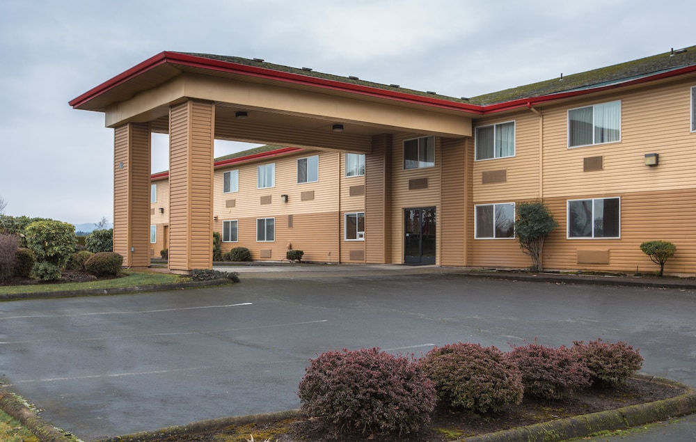 Bridgeway Inn & Suites Sublimity 38/41