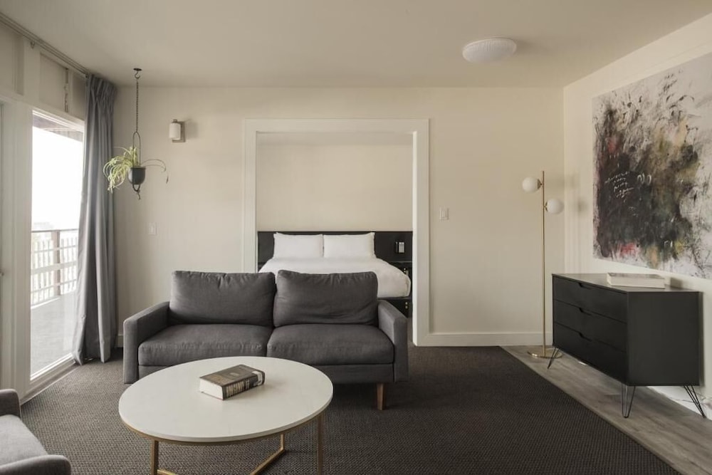 Hollywood Hills Hotel 38/55