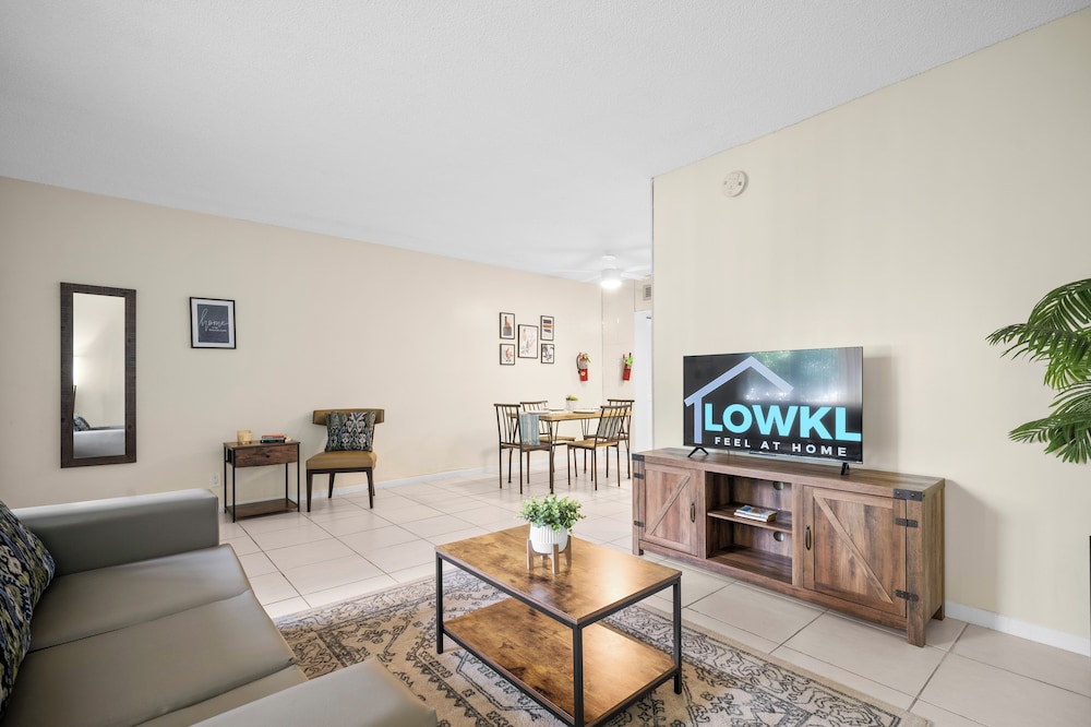 Coco Palms Apartments by Lowkl 10/28