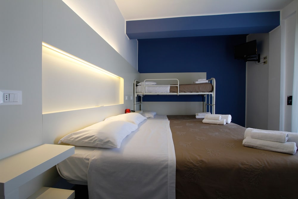 ROOM, QUADRUPLE, 1 QUEEN AND 1 BUNK BED