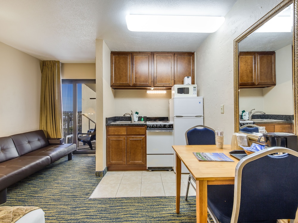Beachside Hotel 39/60