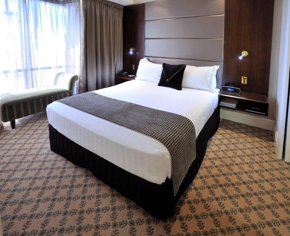 3 Bedrooms, Suite