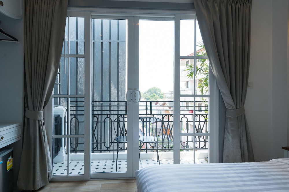 White Ivory Bed Breakfast 11/25