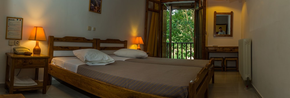 ROOM, DOUBLE BED