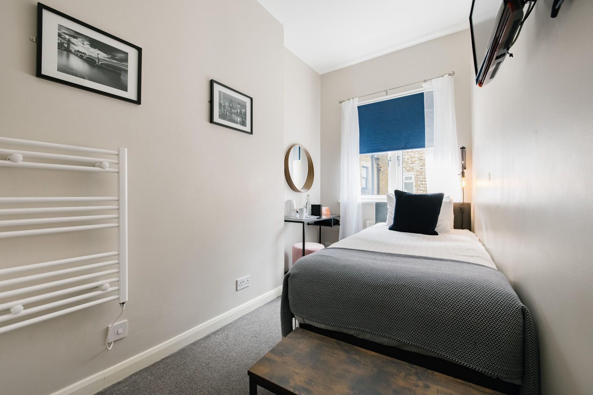 ROOM, SINGLE, SHARED BATHROOM