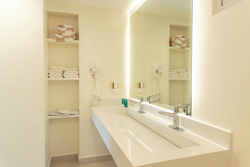 Tropicana, Premium, King Bed, Hot Tub, Tamarindo Diria Beach Resort 4/4