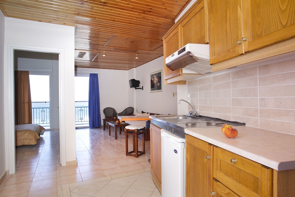 Kyveli Apartments 50/50