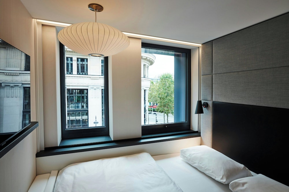 غرفة بسرير كينج في طابق مرتفع، CitizenM Paris Champs Elyses hotel 2/10