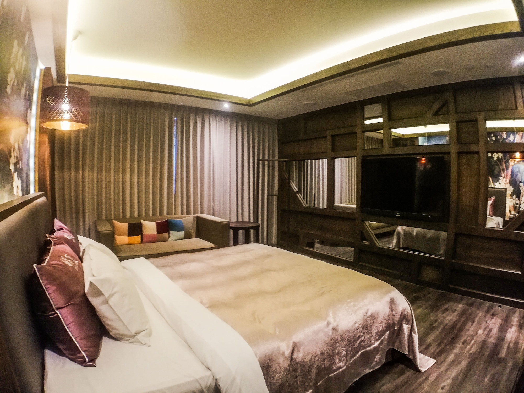 DELUXE, DOUBLE BED