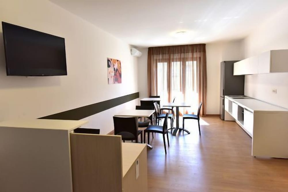 Trip Room & Breakfast 26/38