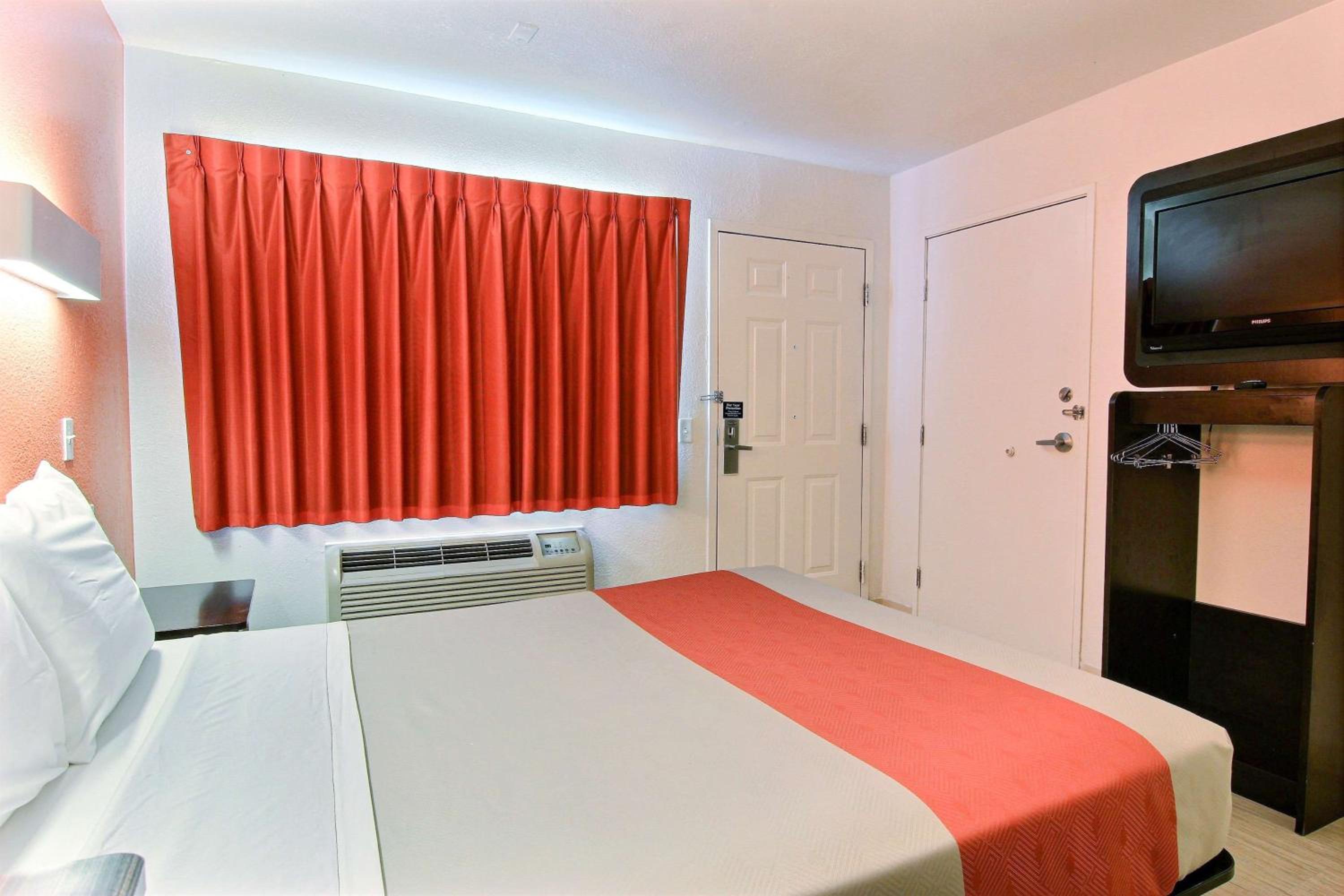 ROOM, QUEEN BED, ACCESSIBLE