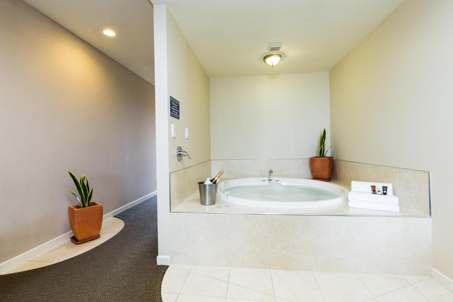 Pebble Beach Motor Inn 49/51