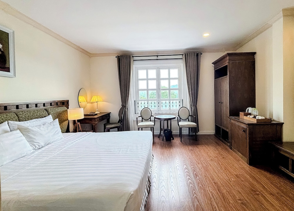 DELUXE, DOUBLE BED