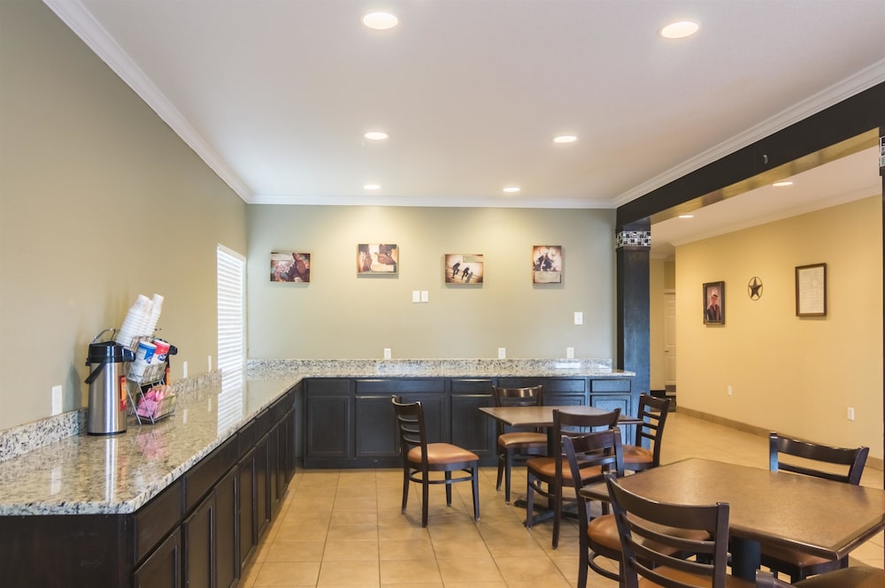 Econo Lodge Inn and Suites Colorado City, TX 36/47