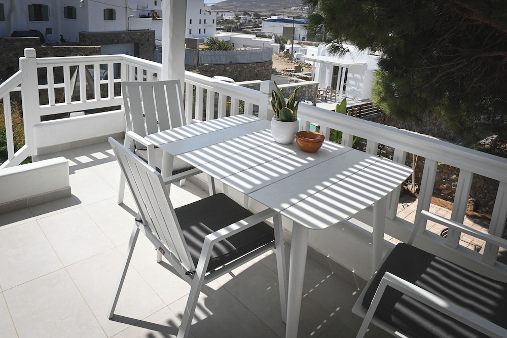 Sofos Suites 2/50