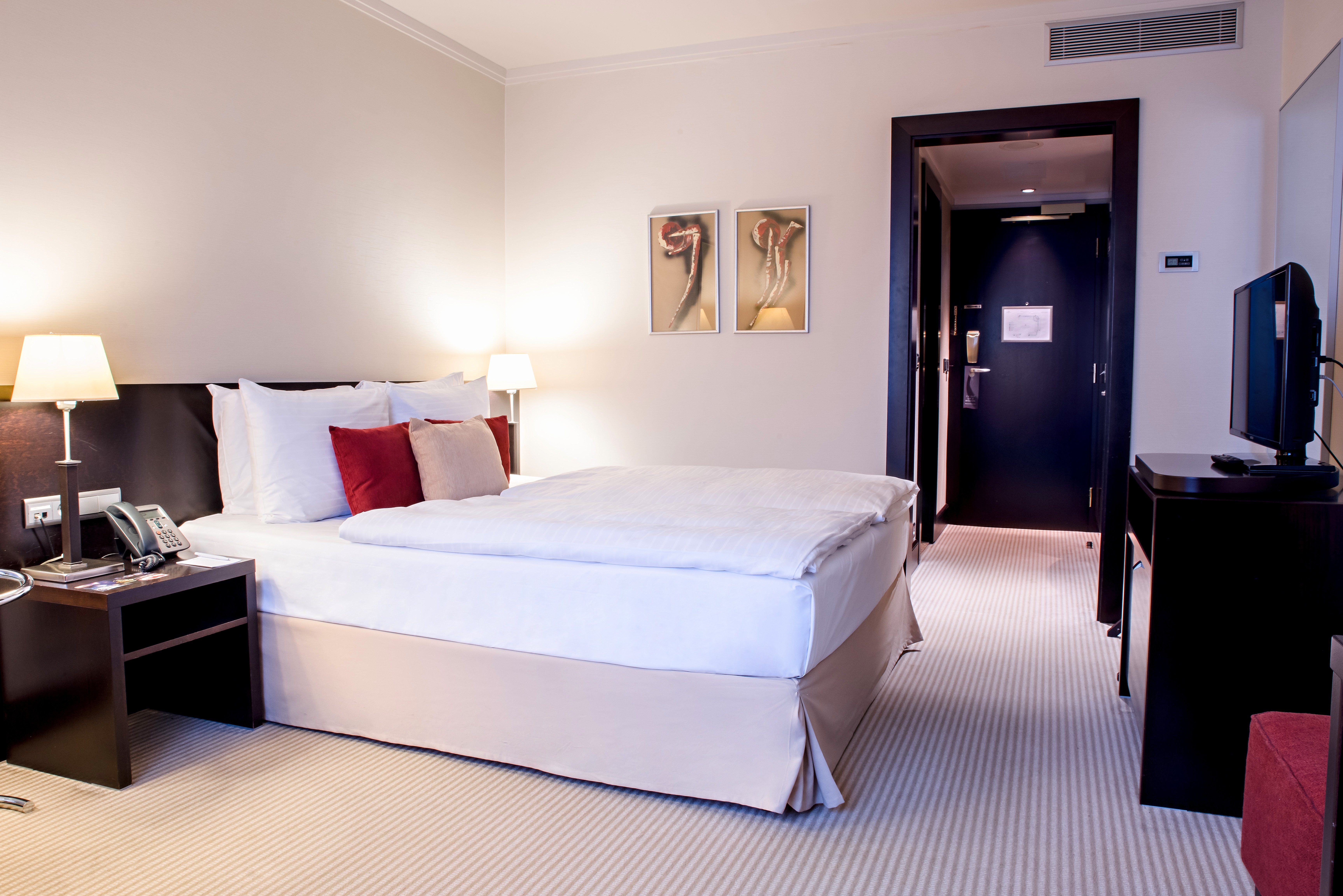 CROWNE PLAZA BRATISLAVA 27/74