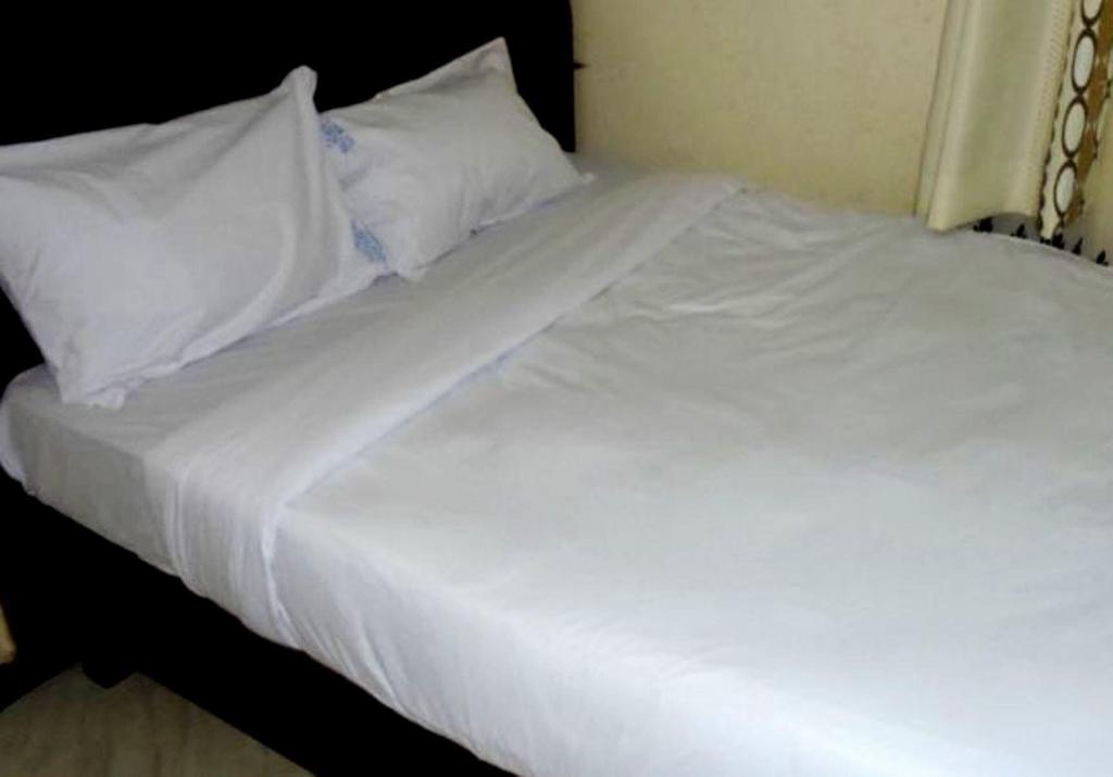 Bunyonyi Inn Hotel 6/11