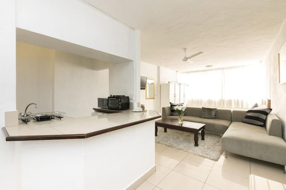 Inn & Out Sandton Park 25/37