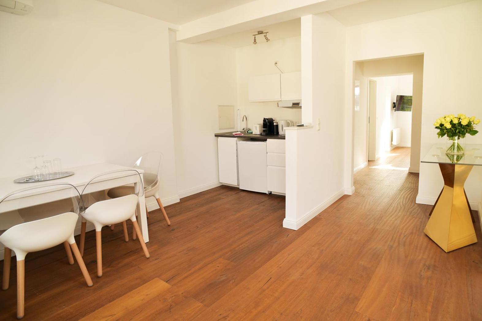 Victoria Boardinghouse 2/10