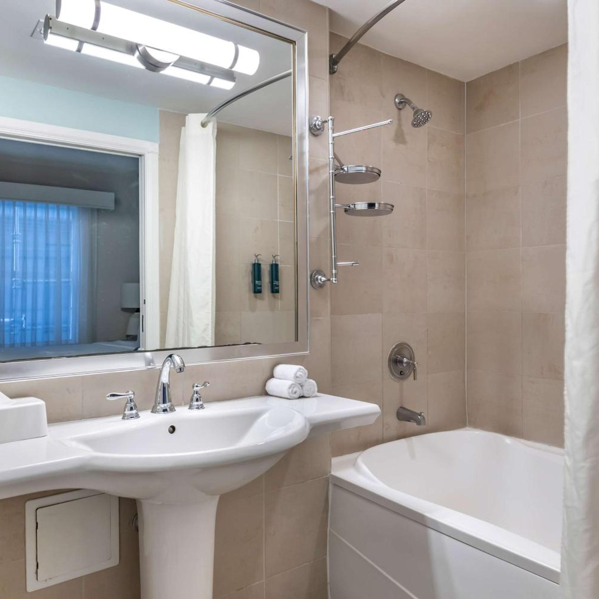 جناح بسرير كينج وسريرين كينج بغرفتي نوم مع أريكة، Hilton Vacation Club Crescent on South Beach Miami 4/4