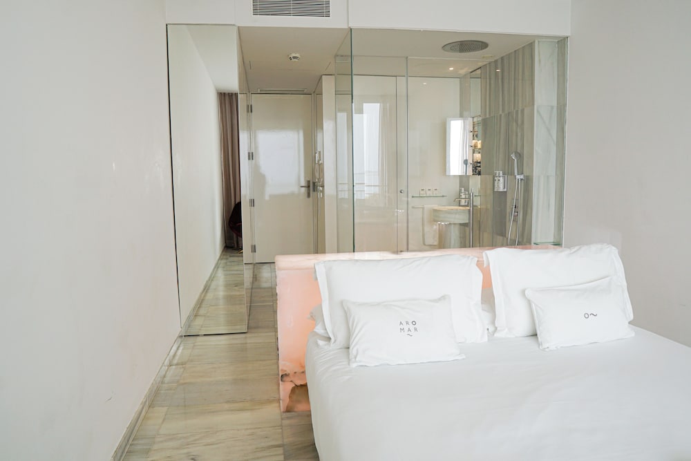 Room, Queen Bed, Lateral Side Sea View, Balcony