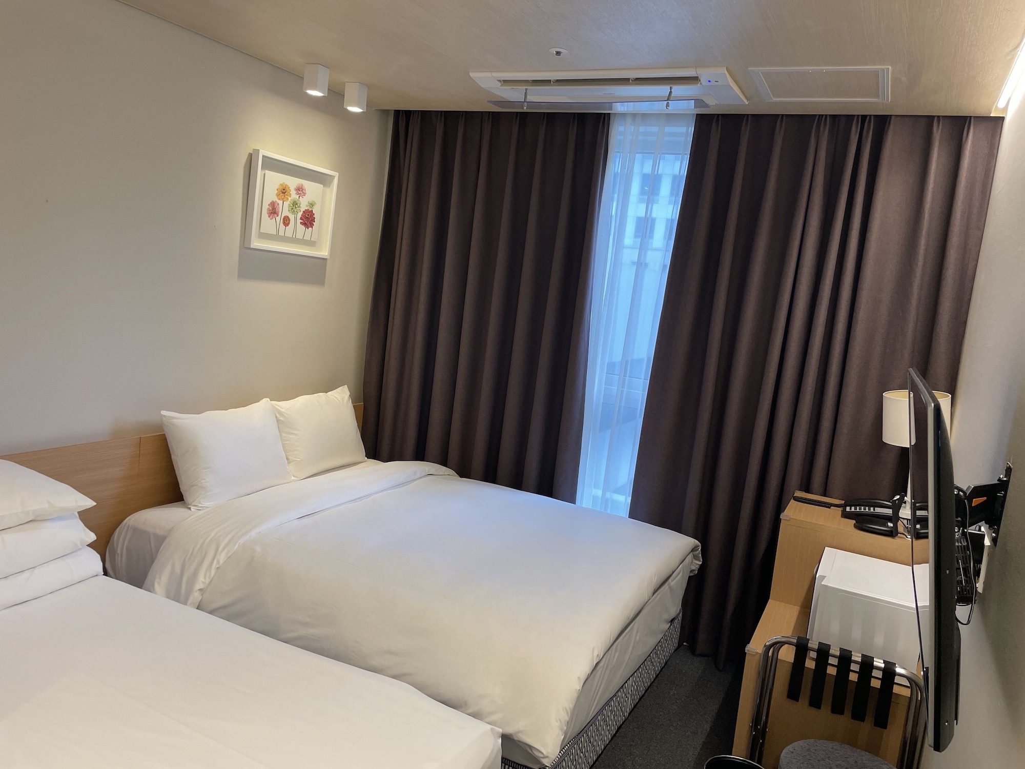 SUPERIOR, FAMILY, TWIN BEDS