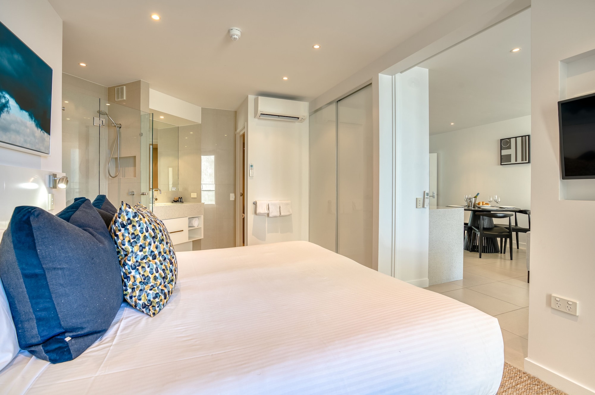 1 Bedroom, Spa, Penthouse, King Bed, Partial Beach View, On The Beach Noosa 3/8