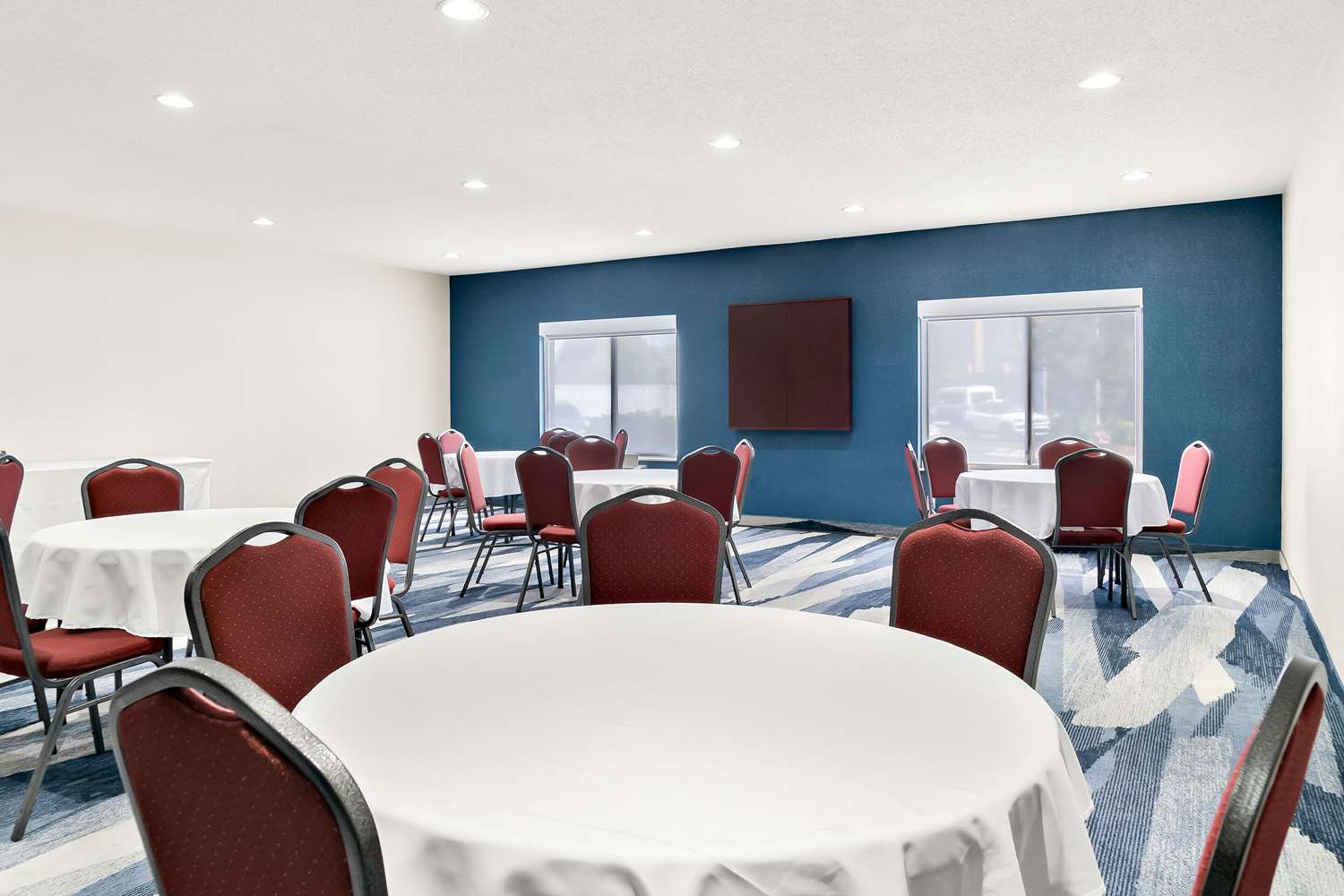 Holiday Inn Express & Suites Southfield - Detroit 8/11
