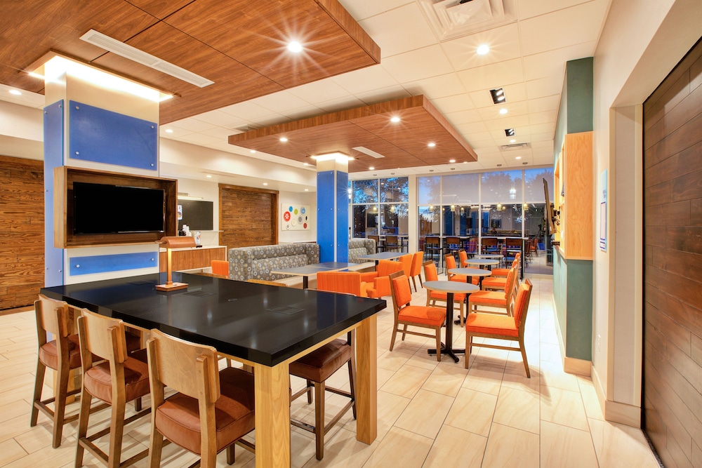 Holiday Inn Express Suites New Castle 48/62