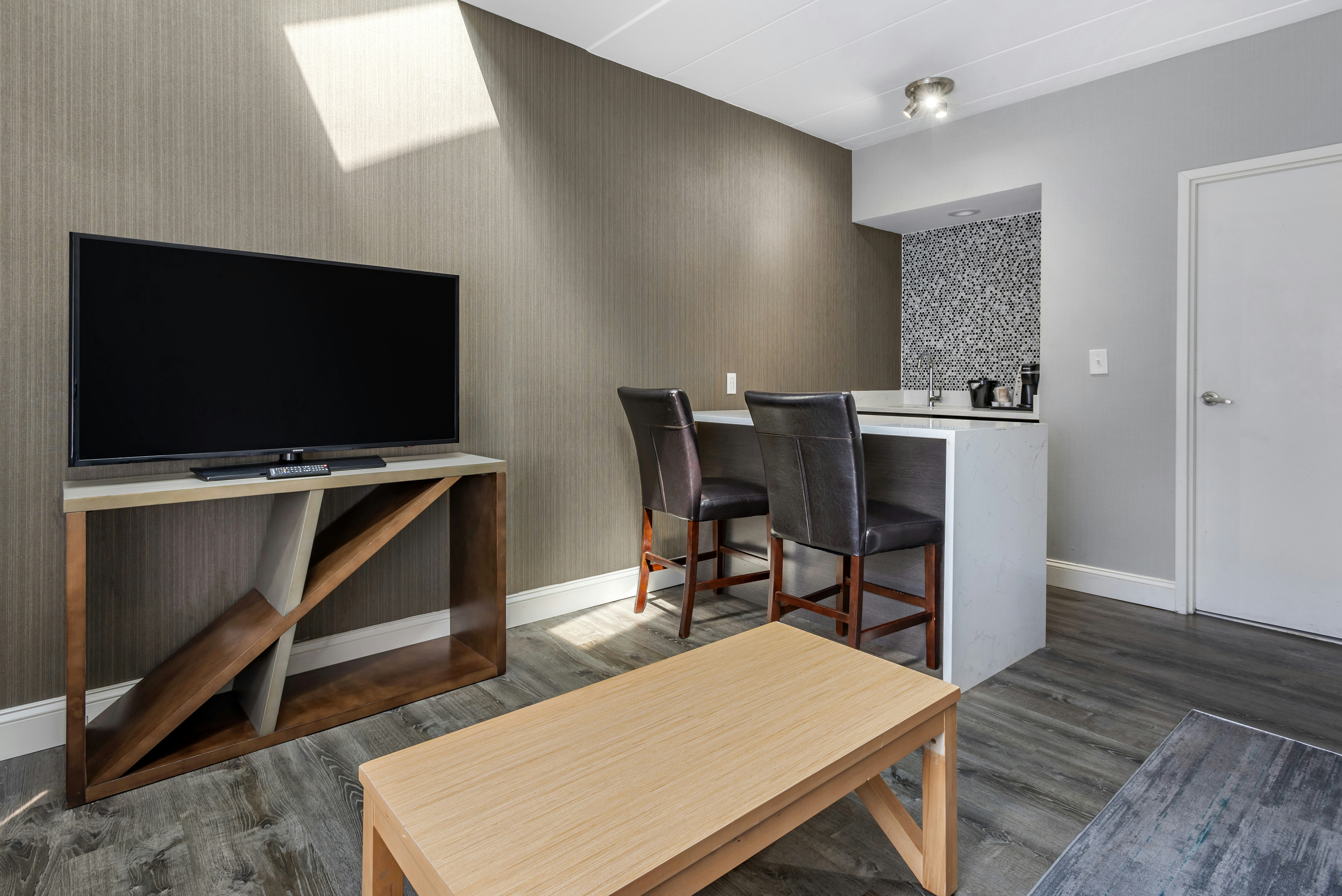 Amwell Suites 23/27