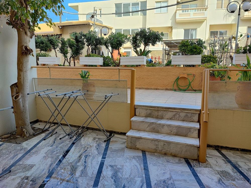 Esperides Beach Hotel Apartments 7/50
