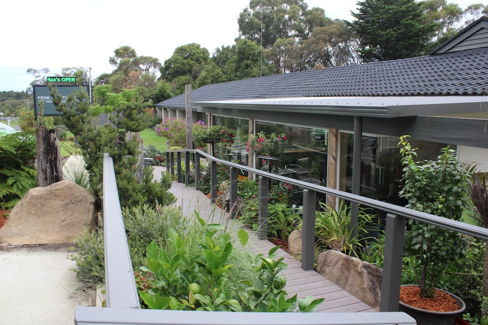 PROM COUNTRY LODGE 8/69