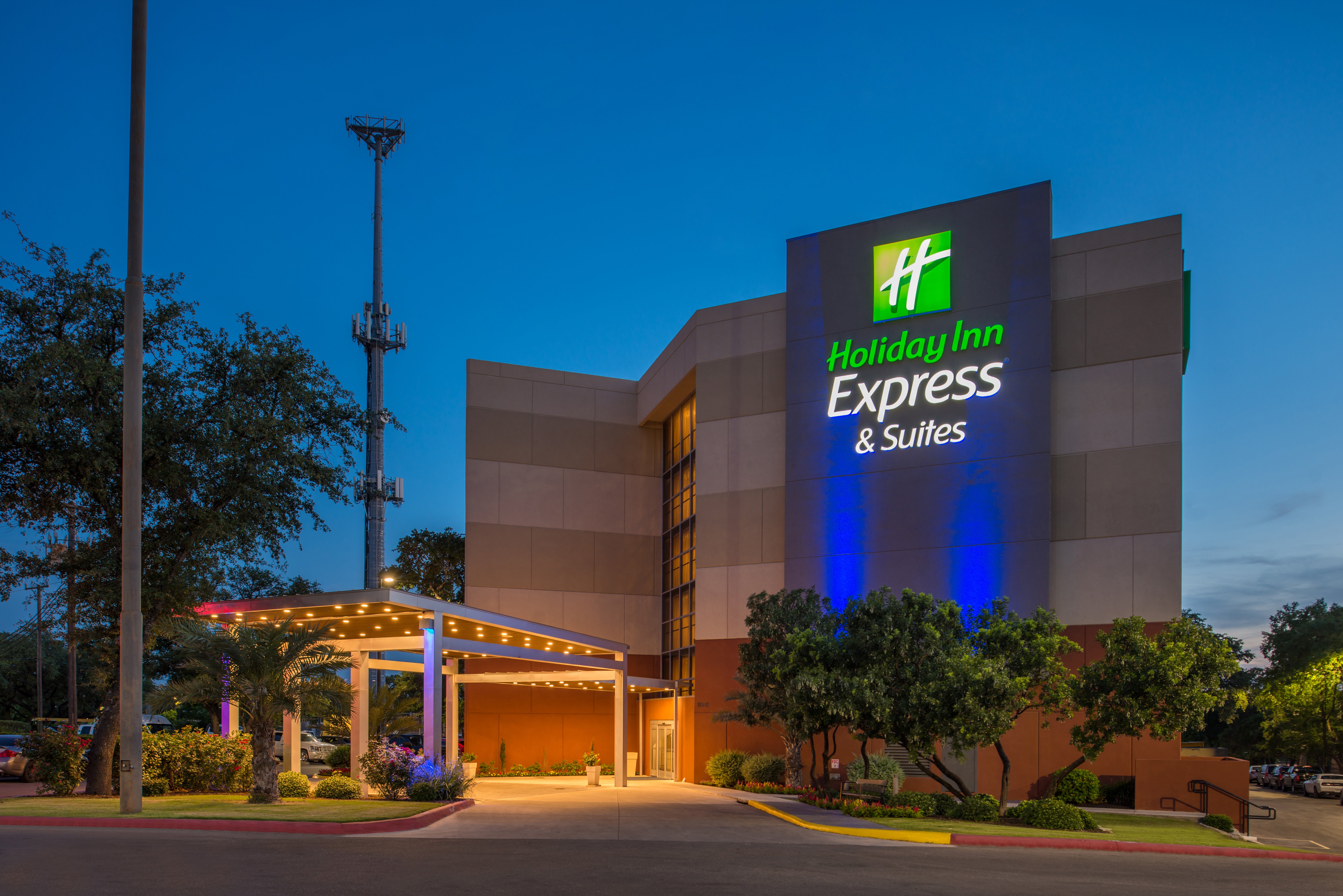 Holiday Inn Express & Suites San Antonio Medical-Six Flags 4/74