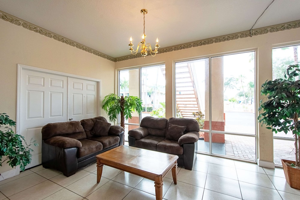 Econo Lodge Inn & Suites Clearwater Central 22/26