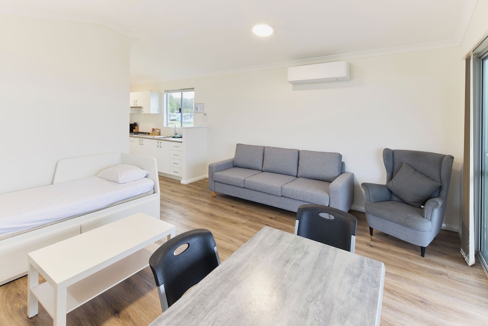 Acclaim Rose Gardens Beachside Holiday Park 27/50
