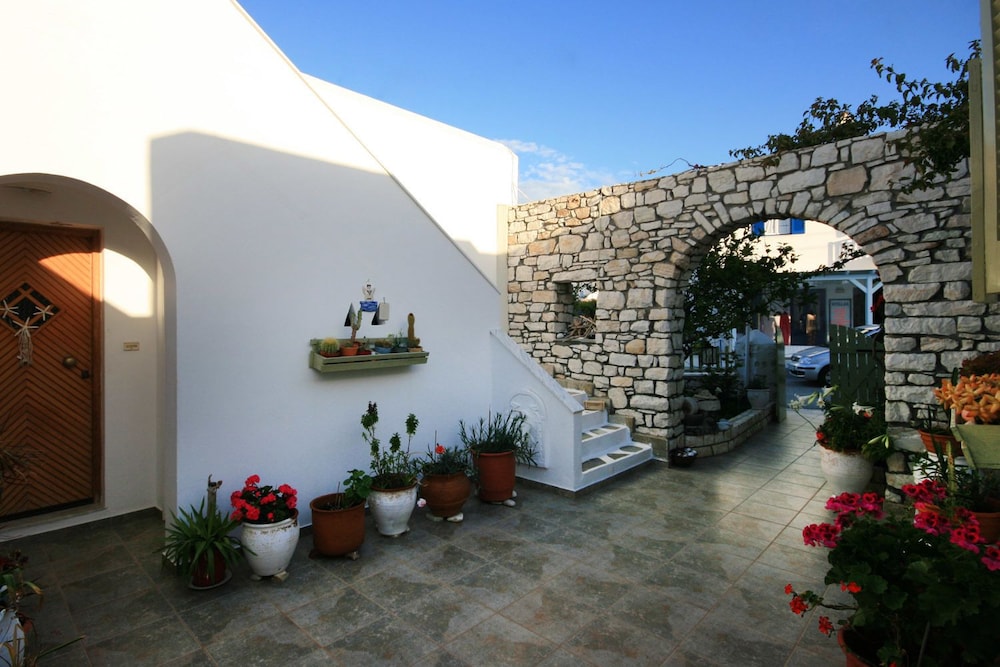 Leonardos Apartments 2/50