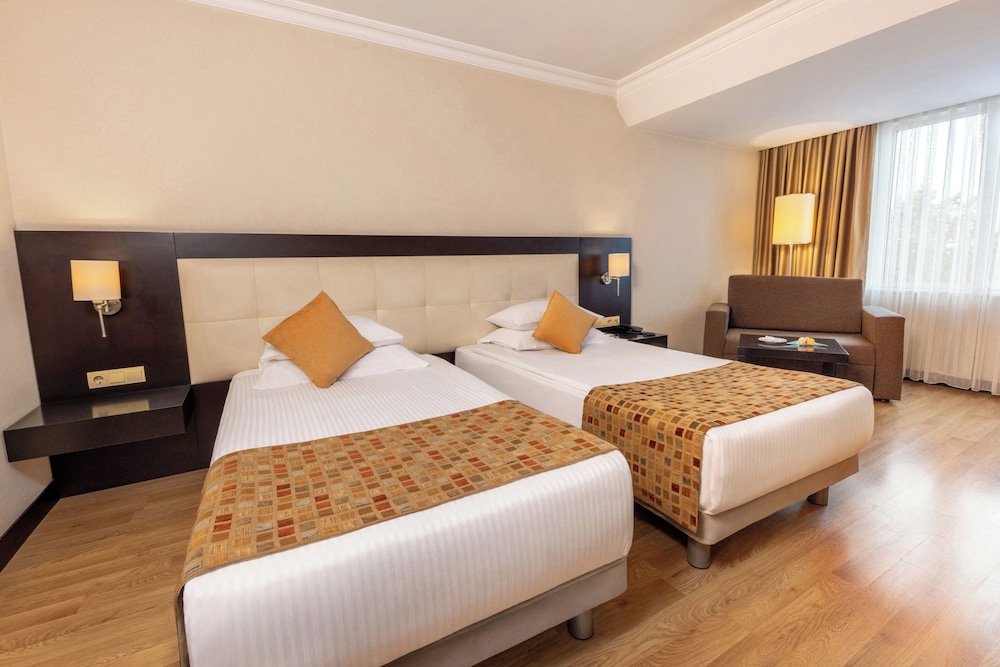 DELUXE, TWIN BEDS, CITY VIEW