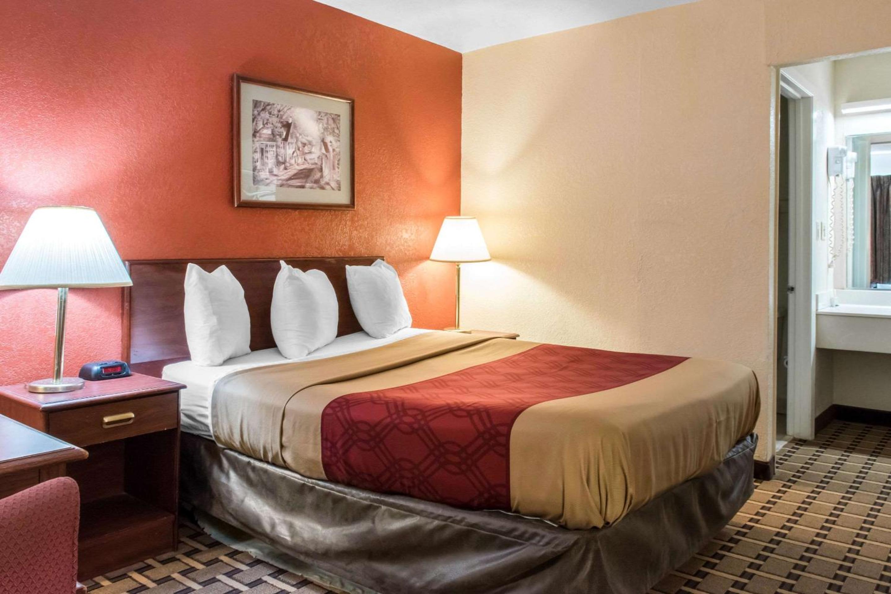 ROOM, QUEEN BED, SMOKING
